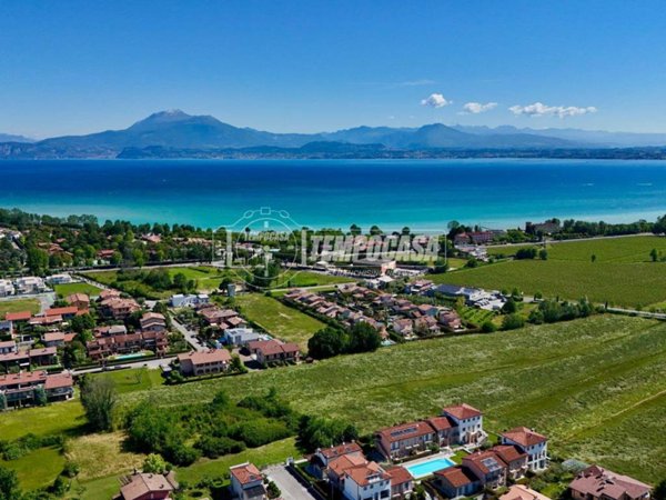 casa indipendente in vendita a Sirmione in zona Chiodi