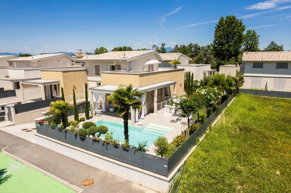 casa indipendente in vendita a Sirmione in zona Lugana