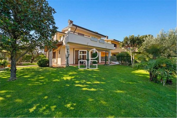 casa indipendente in vendita a Sirmione