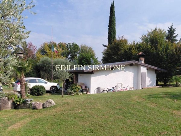 casa indipendente in vendita a Sirmione in zona Rovizza