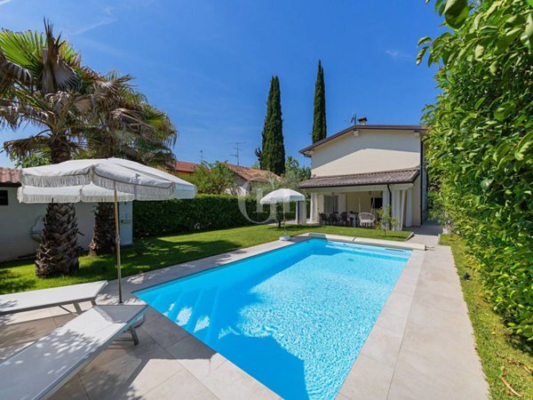 casa indipendente in vendita a Sirmione in zona Taffella