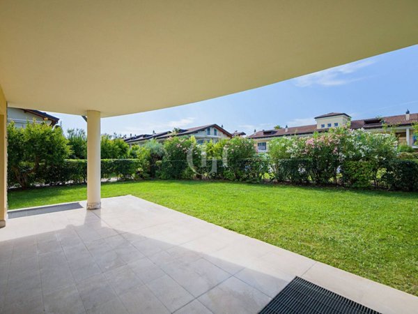 casa indipendente in vendita a Sirmione in zona Colombare
