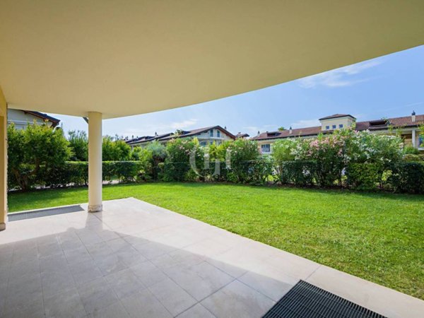 casa indipendente in vendita a Sirmione in zona Colombare