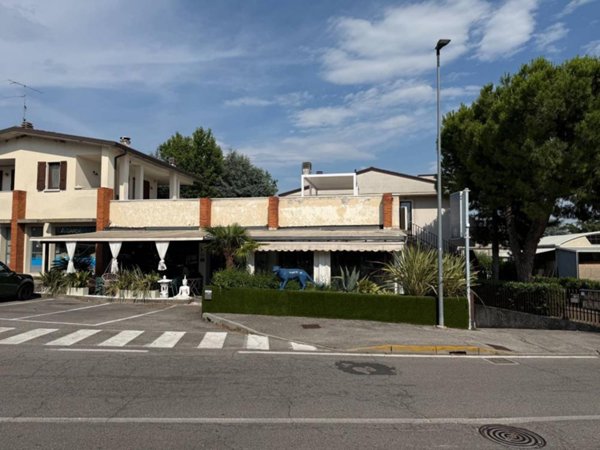 negozio in vendita a Sirmione in zona Colombare