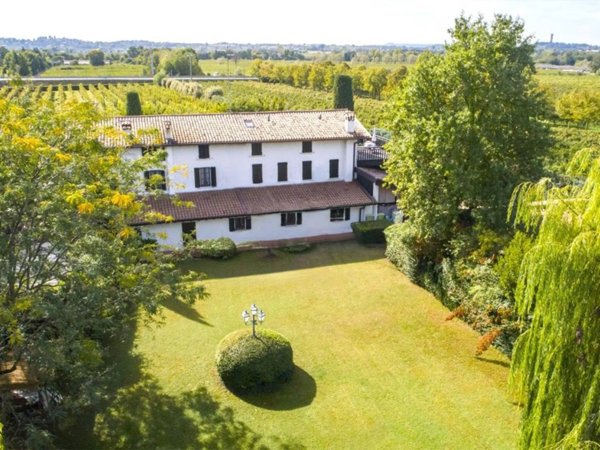 casa indipendente in vendita a Sirmione in zona Chiodi