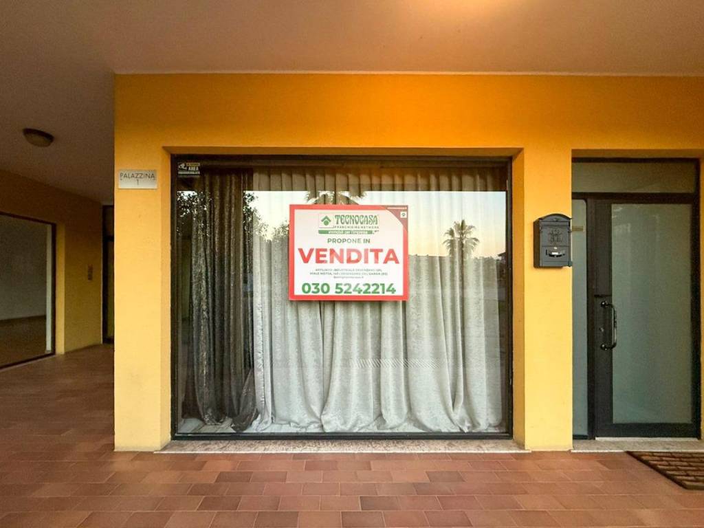 negozio in vendita a Sirmione in zona Colombare