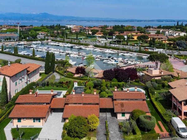 casa indipendente in vendita a Sirmione in zona Colombare