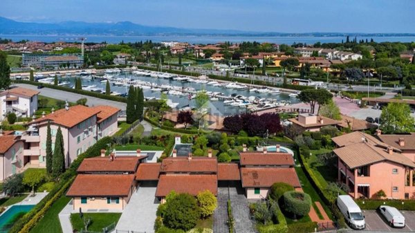 casa indipendente in vendita a Sirmione in zona Colombare