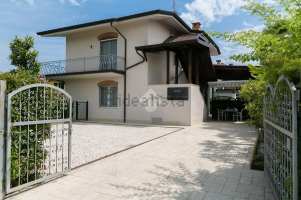 casa indipendente in vendita a Sirmione in zona Taffella