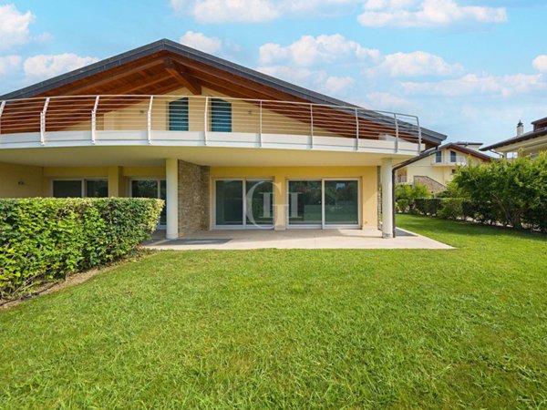 casa indipendente in vendita a Sirmione in zona Colombare