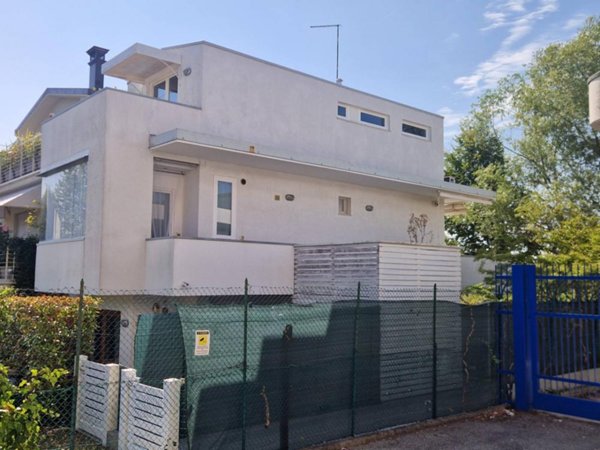 casa indipendente in vendita a Sirmione in zona Colombare