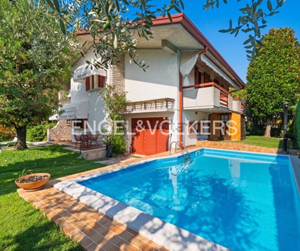 casa indipendente in vendita a Sirmione in zona Colombare