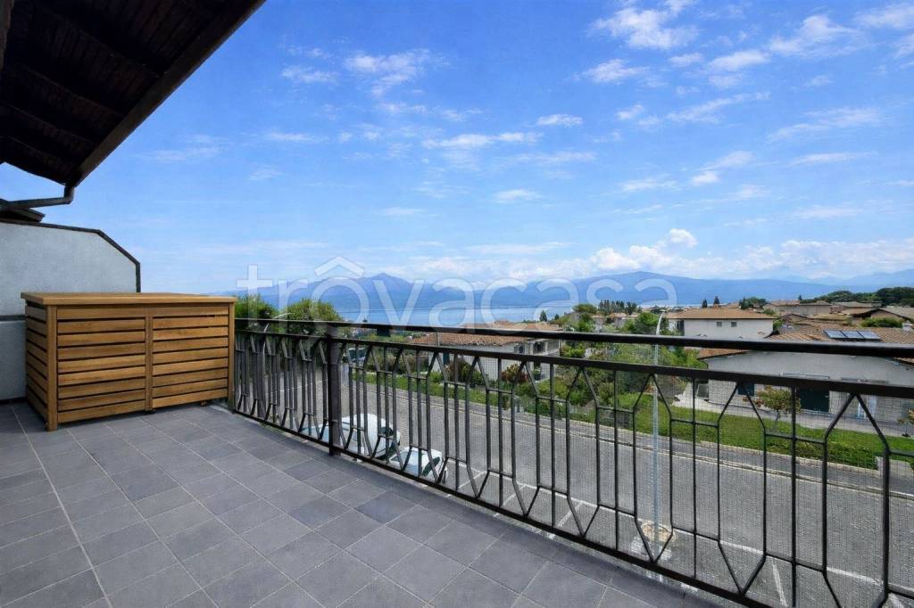 appartamento in vendita a Sirmione in zona Colombare