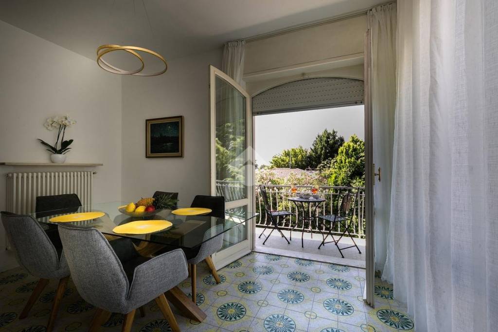 appartamento in vendita a Sirmione in zona Taffella