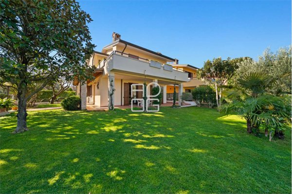 casa indipendente in vendita a Sirmione in zona Colombare