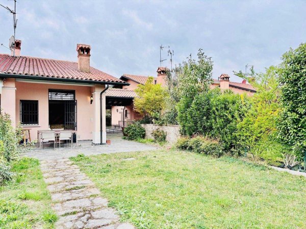 casa indipendente in vendita a Sirmione in zona Colombare