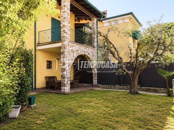 casa indipendente in vendita a Sirmione in zona Chiodi