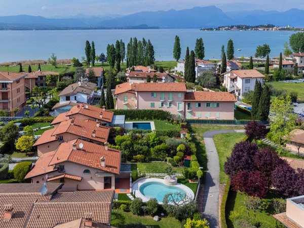 casa indipendente in vendita a Sirmione in zona Colombare