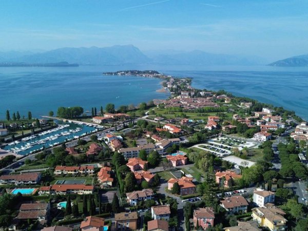 appartamento in vendita a Sirmione in zona Colombare