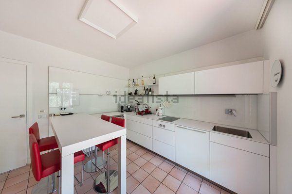 casa indipendente in vendita a Sirmione in zona Colombare