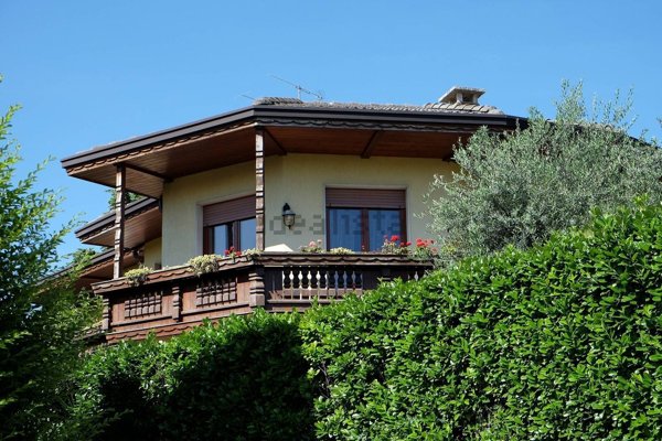 casa indipendente in vendita a Sirmione in zona Colombare