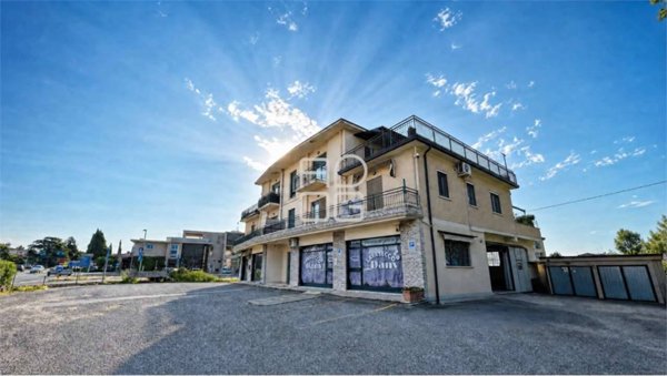 intera palazzina in vendita a Sirmione in zona Colombare