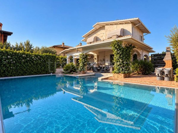 casa indipendente in vendita a Sirmione in zona Lugana