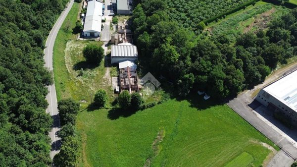 capannone in vendita a Soiano del Lago