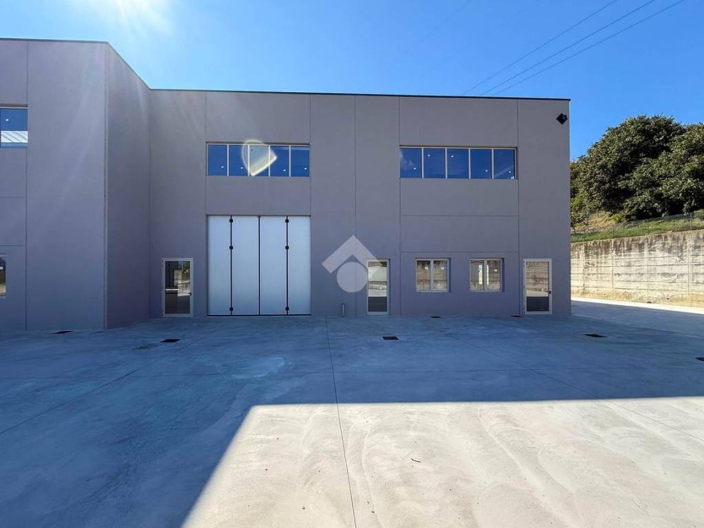 locale commerciale in vendita a Soiano del Lago