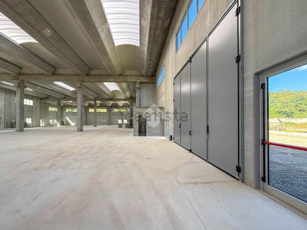 capannone in vendita a Soiano del Lago