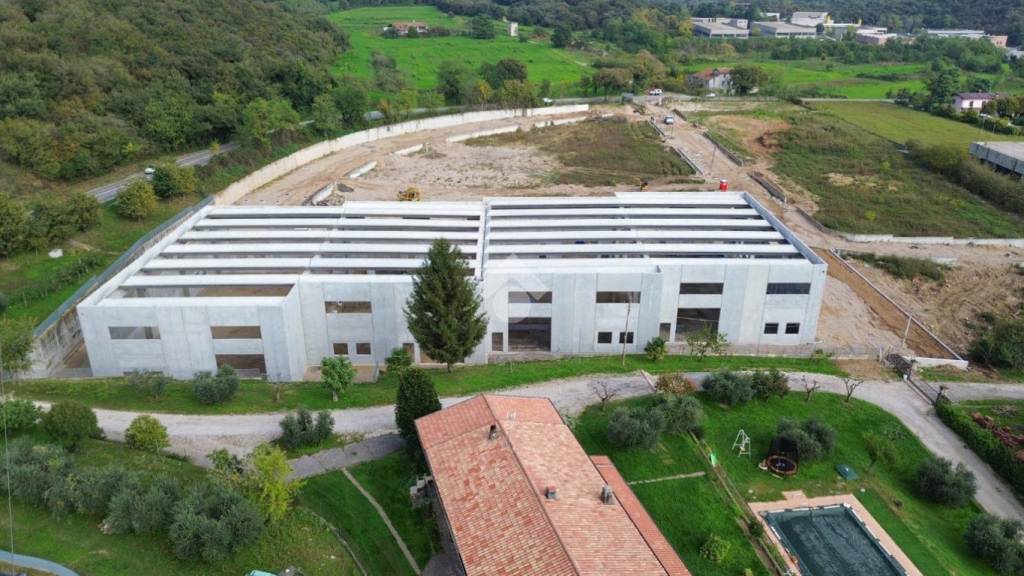 locale commerciale in vendita a Soiano del Lago