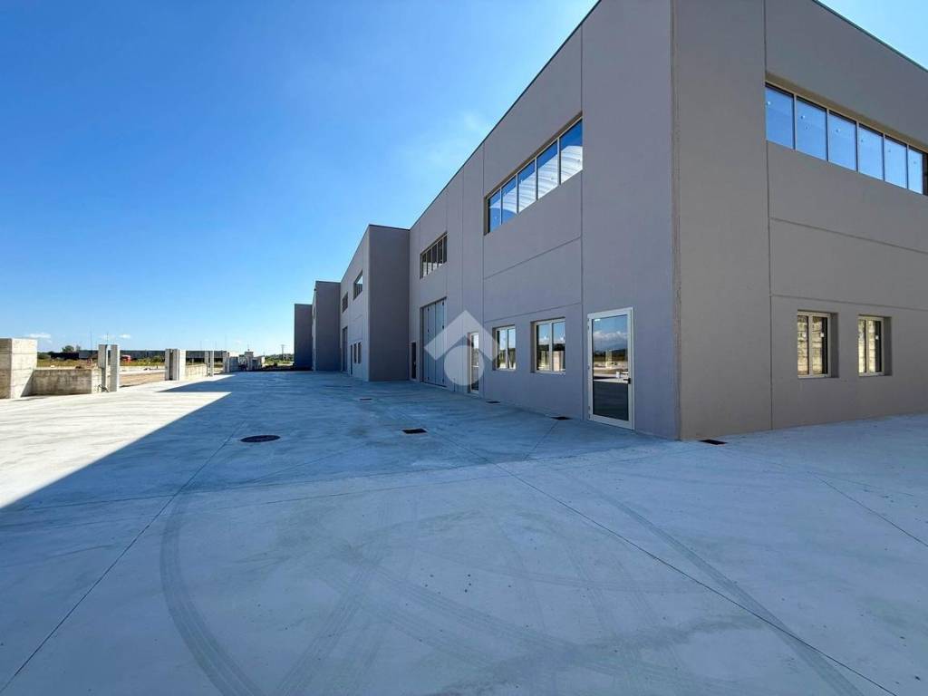 locale commerciale in vendita a Soiano del Lago