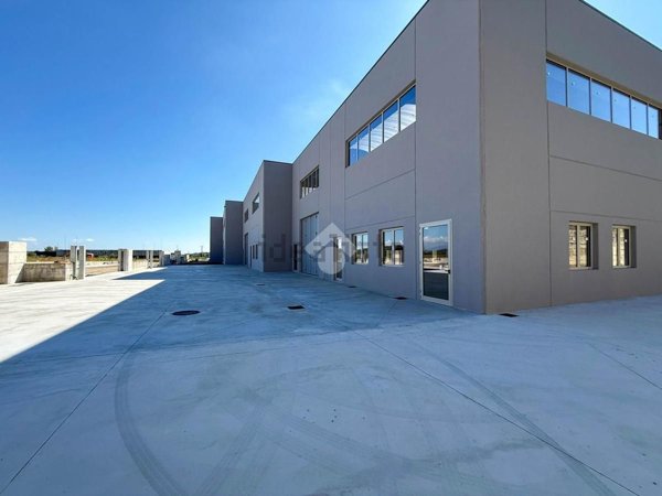 capannone in vendita a Soiano del Lago