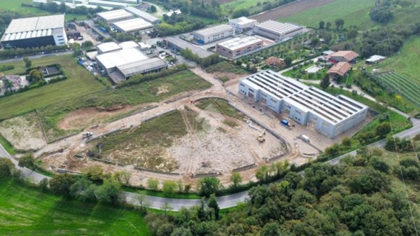 capannone in vendita a Soiano del Lago