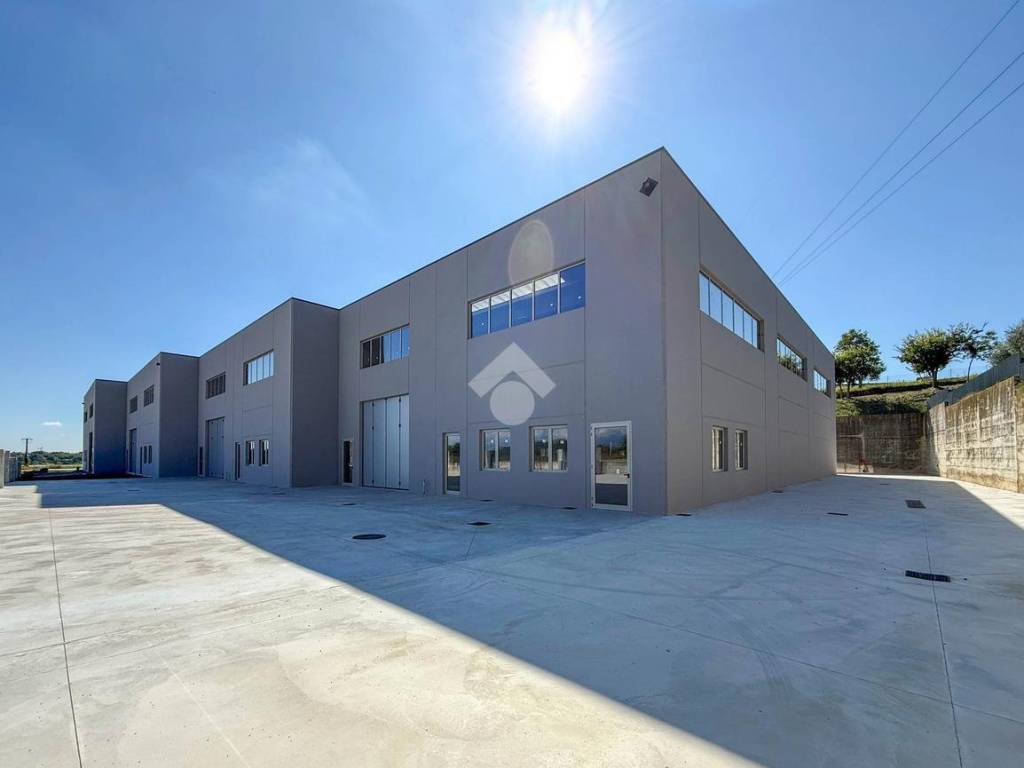 locale commerciale in vendita a Soiano del Lago