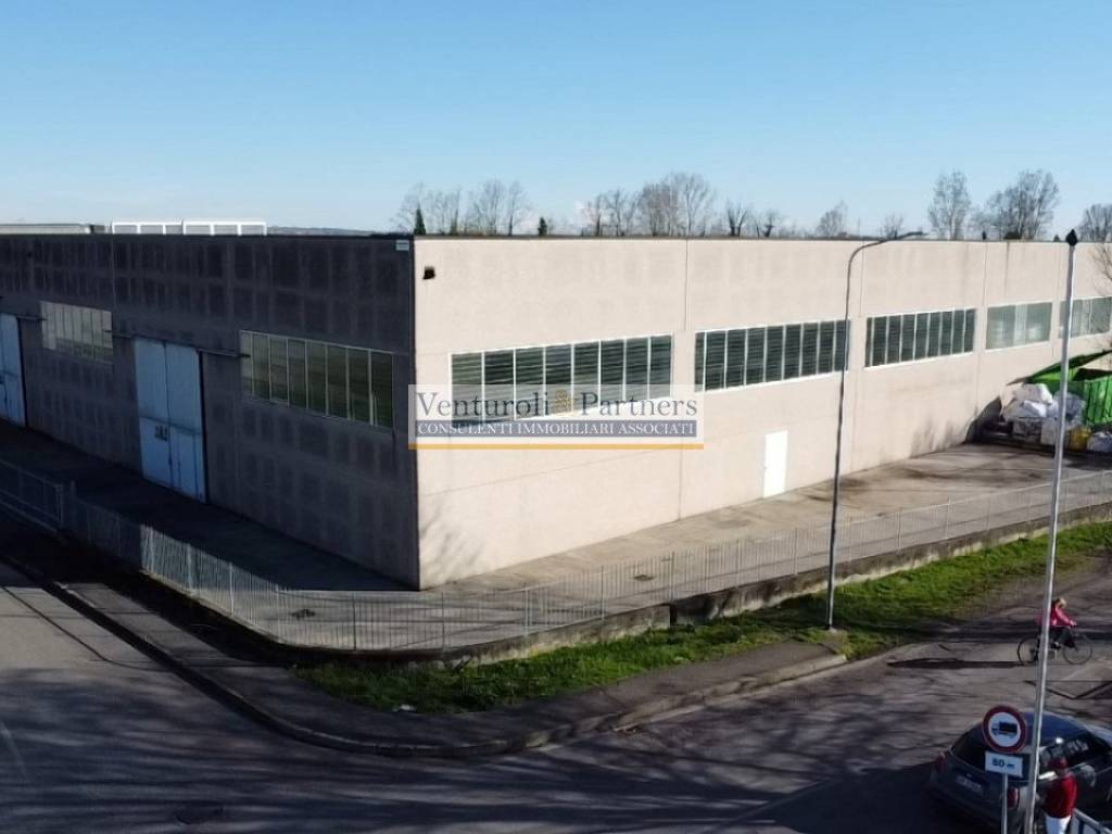 locale commerciale in vendita a Soiano del Lago