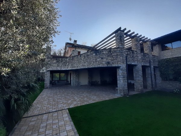 negozio in vendita a Soiano del Lago