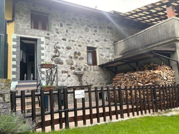 casa indipendente in vendita a Sonico in zona Rino