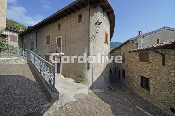 casa indipendente in vendita a Tignale in zona Piovere