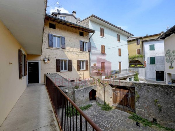 casa indipendente in vendita a Tignale in zona Gardola