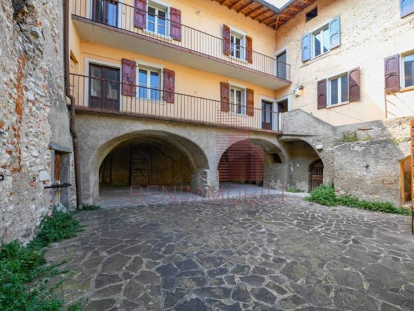 casa indipendente in vendita a Tignale in zona Piovere