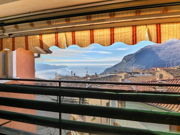 intera palazzina in vendita a Tignale in zona Gardola