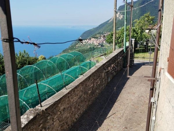 appartamento in vendita a Tignale in zona Gardola