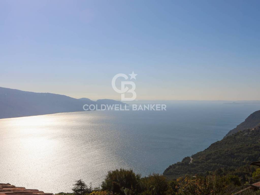 appartamento in vendita a Tignale in zona Gardola