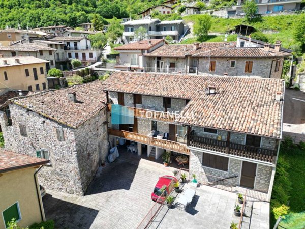 casa indipendente in vendita a Tignale in zona Prabione