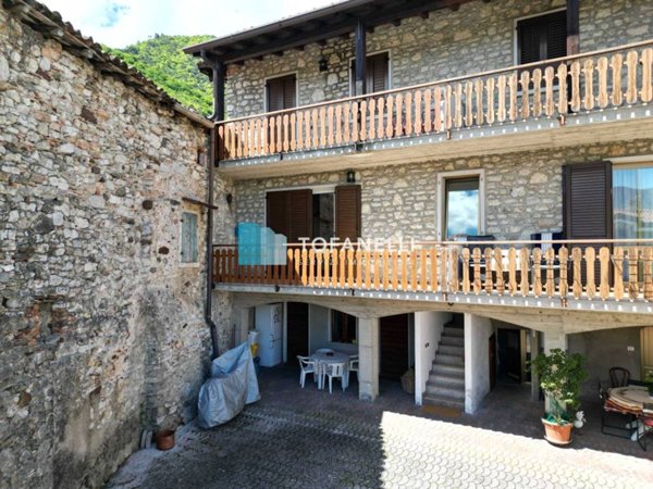 casa indipendente in vendita a Tignale in zona Prabione