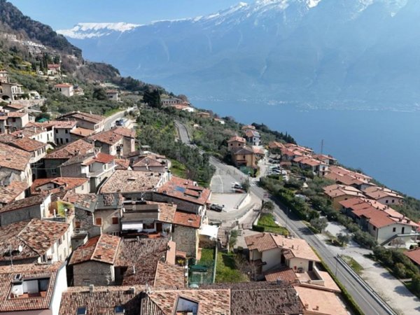 casa indipendente in vendita a Tignale in zona Oldesio