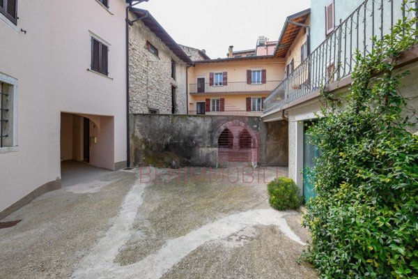 casa indipendente in vendita a Tignale in zona Gardola