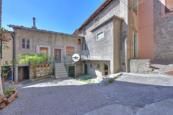 casa indipendente in vendita a Tignale in zona Oldesio