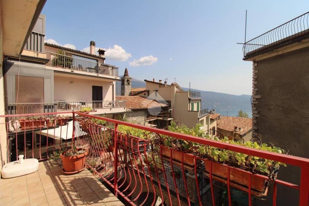 appartamento in vendita a Tignale in zona Gardola